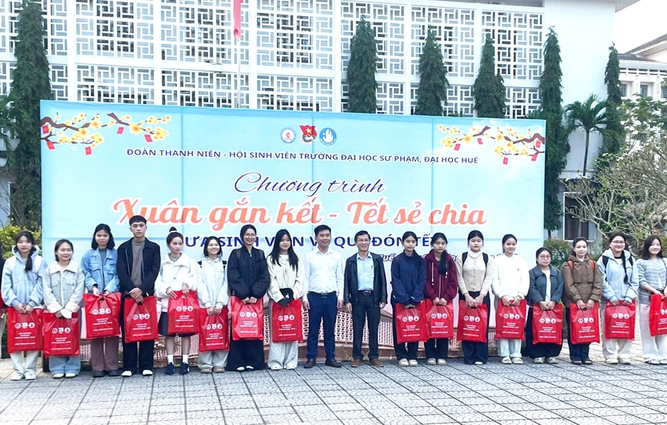 Ban Tổ chức đã trao hơn 100 vé xe 0 đồng và nhiều phần quà cho sinh viên có hoàn cảnh khó khăn về quê đón Tết. (Ảnh: Xuân Chung)