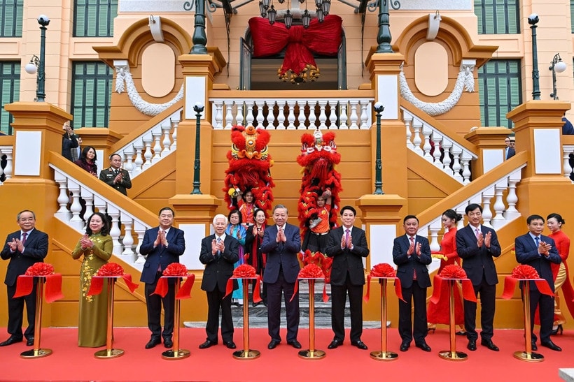 Tổng Bí thư Tô Lâm và Chủ tịch nước Lương Cường, cùng các đồng chí lãnh đạo, nguyên lãnh đạo Đảng, Nhà nước đã thực hiện nghi thức cắt băng khánh thành công trình Trụ sở làm việc Cơ quan Chủ tịch nước. (Ảnh: Thủy Nguyên) 