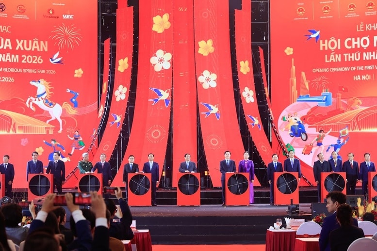 Thủ tướng Phạm Minh Chính và các đại biểu nhấn nút khai mạc Hội chợ - Ảnh: VGP/Nhật Bắc