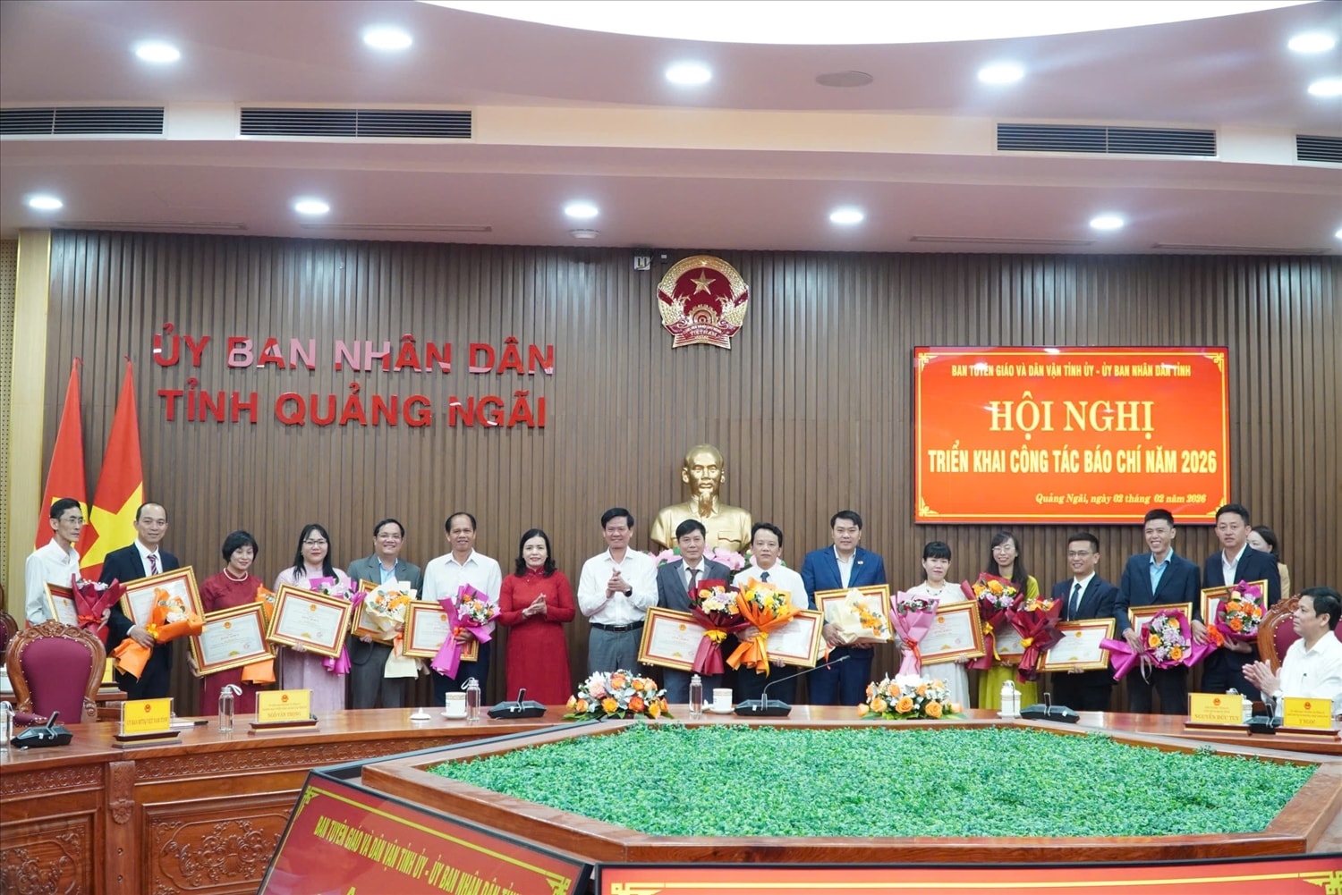 15 cá nhân được Chủ tịch UBND tỉnh Quảng Ngãi tặng Bằng khen (phóng viên Phạm Ngọc Chí, Báo VietNamNet đứng ngoài cùng bên phải). (Ảnh: Ngọc Chí)