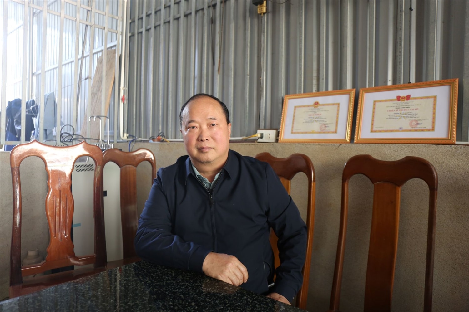 Ông Lỳ Bá Thái kể về lá thư được viết từ Học viện Biên phòng cách đây 30 năm - Ảnh: Thanh Hải