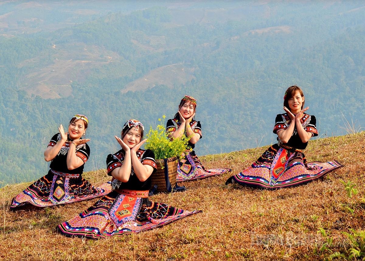 Phụ nữ khuổi trang duyên dáng giữa núi rừng.