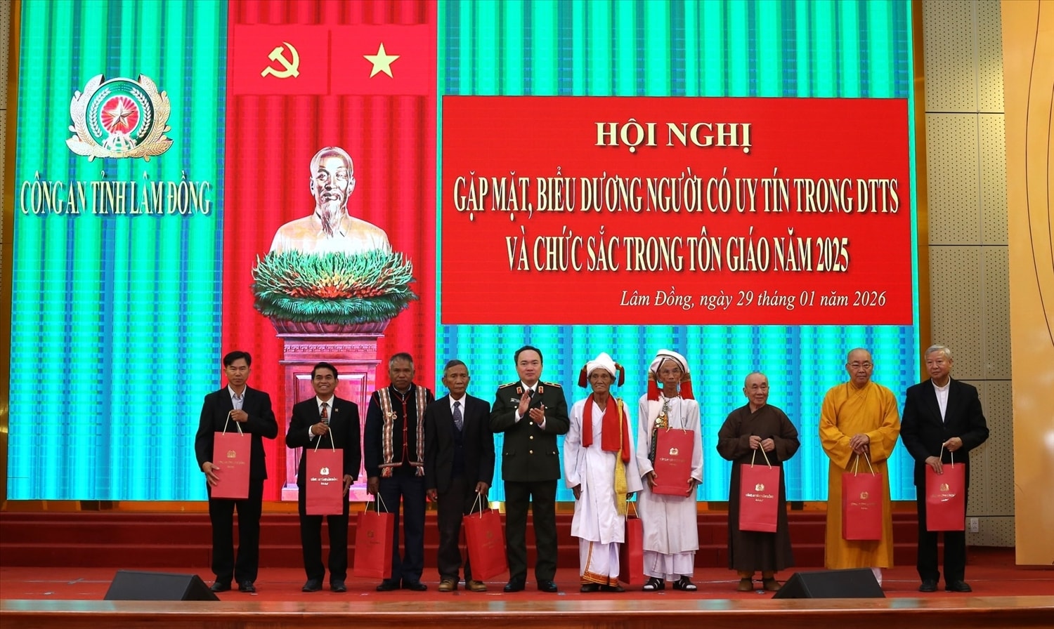Thiếu tướng Trương Minh Đương, Giám đốc Công an tỉnh Lâm Đồng tặng quà Người có uy tín, các chức sắc tôn giáo tại buổi gặp mặt mới đây (Ảnh: Nguyễn Luân)