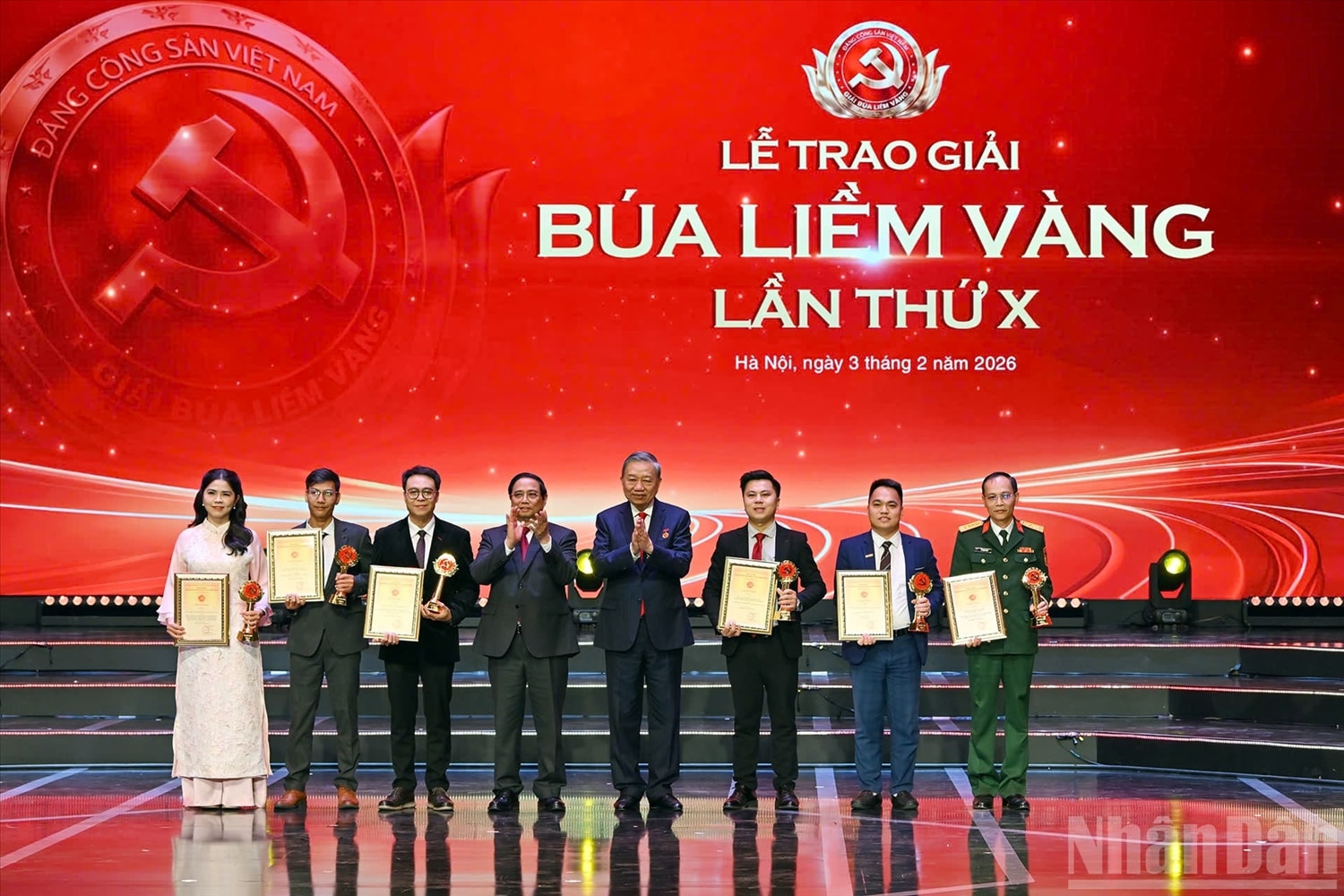 Tổng Bí thư Tô Lâm và Thủ tướng Chính phủ Phạm Minh Chính trao giải A cho các tác giả, đại diện nhóm tác giả. (Ảnh: THỦY NGUYÊN)