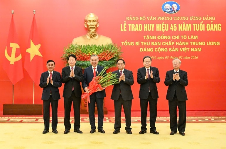 Các đồng chí lãnh đạo chủ chốt của Đảng, Nhà nước tặng hoa chúc mừng đồng chí Tổng Bí thư Tô Lâm. (Ảnh: DUY LINH)
