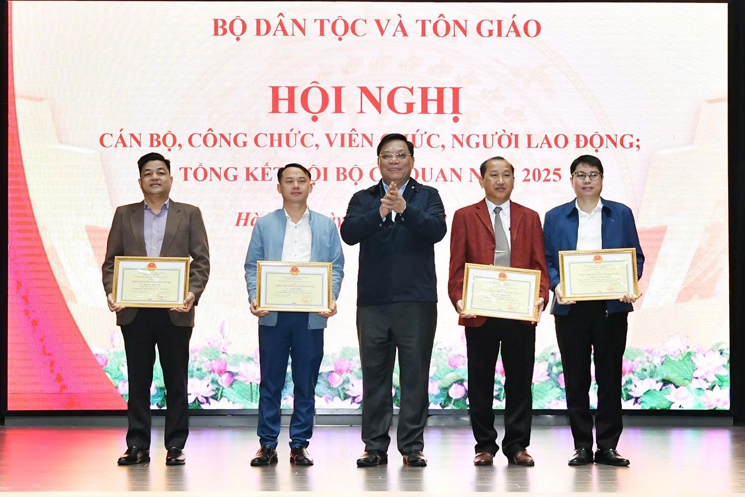 Thứ trưởng Bộ Dân tộc và Tôn giáo Nguyễn Hải Trung trao danh hiệu Chiến sỹ thi đua cấp bộ cho các cá nhân hoàn thành xuất sắc nhiệm vụ trong công tác năm 2025 