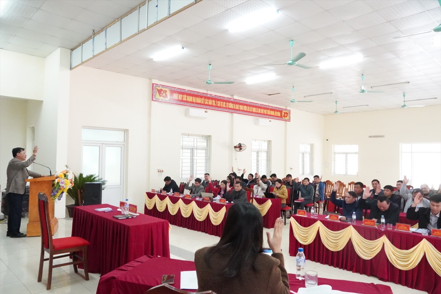 Cử tri xã miền núi Sơn Thủy biểu quyết bằng hình thức giơ tay, thống nhất danh sách người ứng cử đại biểu HĐND xã khóa XXI, nhiệm kỳ 2026–2031.