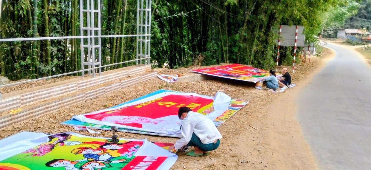 Cán bộ và Nhân dân xã Sơn Thủy chuẩn bị pano, khẩu hiệu tuyên truyền bầu cử ĐBQH khóa XVI và đại biểu HĐND các cấp.