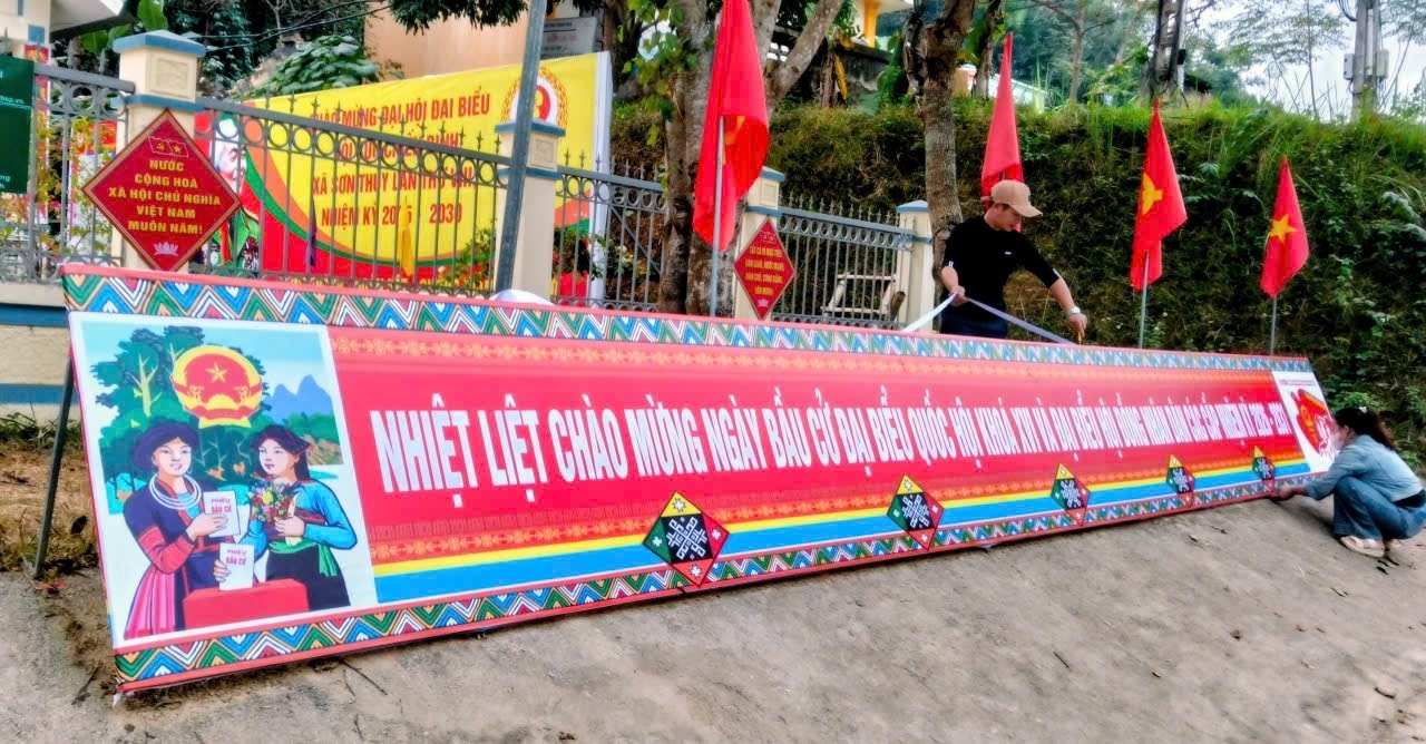 Pano tuyên truyền về bầu cử đại biểu Quốc hội khóa XVI và đại biểu HĐND các cấp nhiệm kỳ 2026–2031 được treo tại các xã miền núi, góp phần nâng cao nhận thức của Nhân dân về quyền và nghĩa vụ công dân.