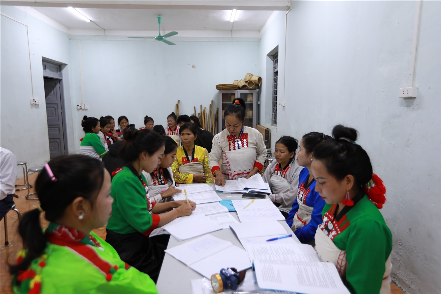 Thế hệ trẻ dân tộc Mảng ngày càng trân trọng và tự hào hơn về bản sắc văn hóa của dân tộc mình (ảnh Trọng Bảo)