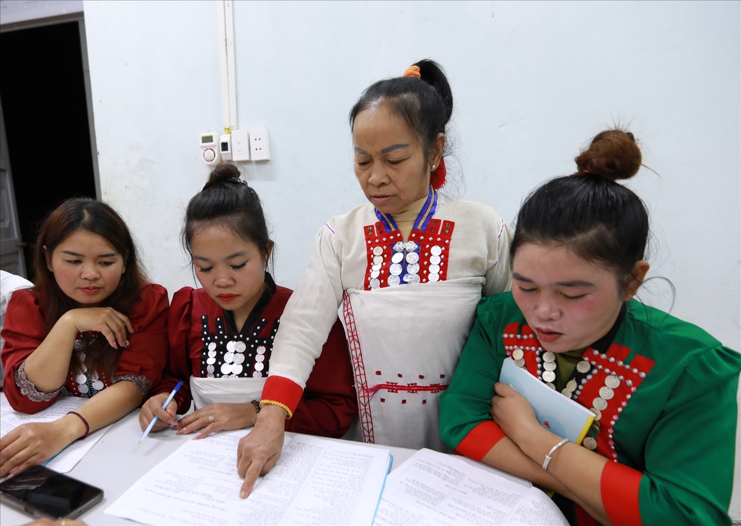 Bà Chướng tận tình chỉ bảo cho các học viên (ảnh Trọng Bảo)