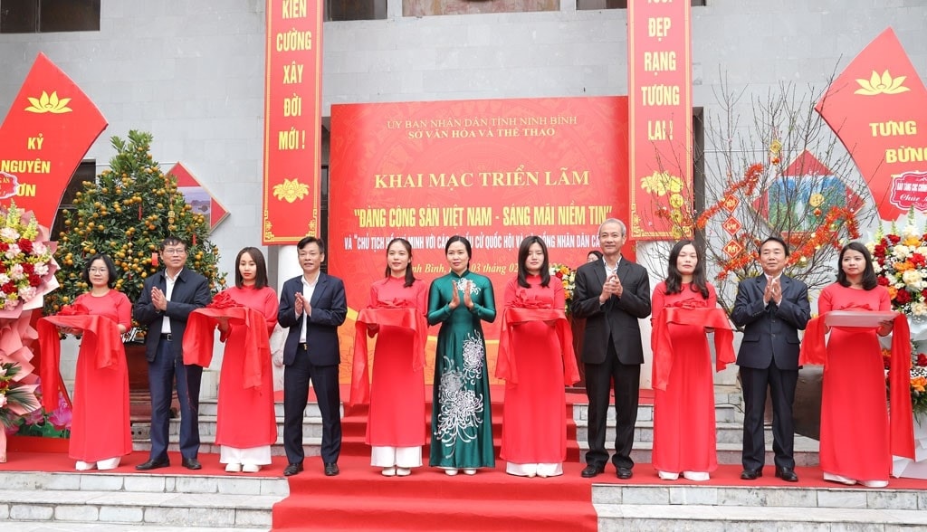 Các đại biểu cắt băng khai mạc Triển lãm.(ảnh CTV)