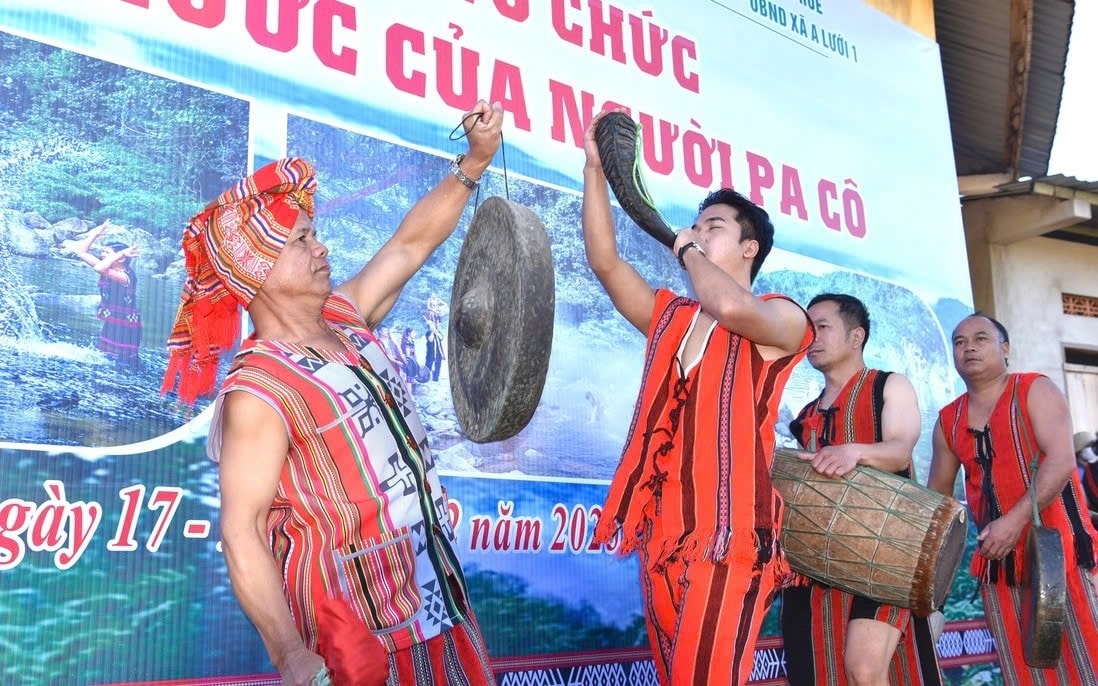 Cùng với phần Lễ trang nghiêm, phần hội ở Lễ cúng Thần Nước diễn ra sôi động, đậm đà bản sắc văn hóa của đồng bào Pa Cô ở vùng cao A Lưới
