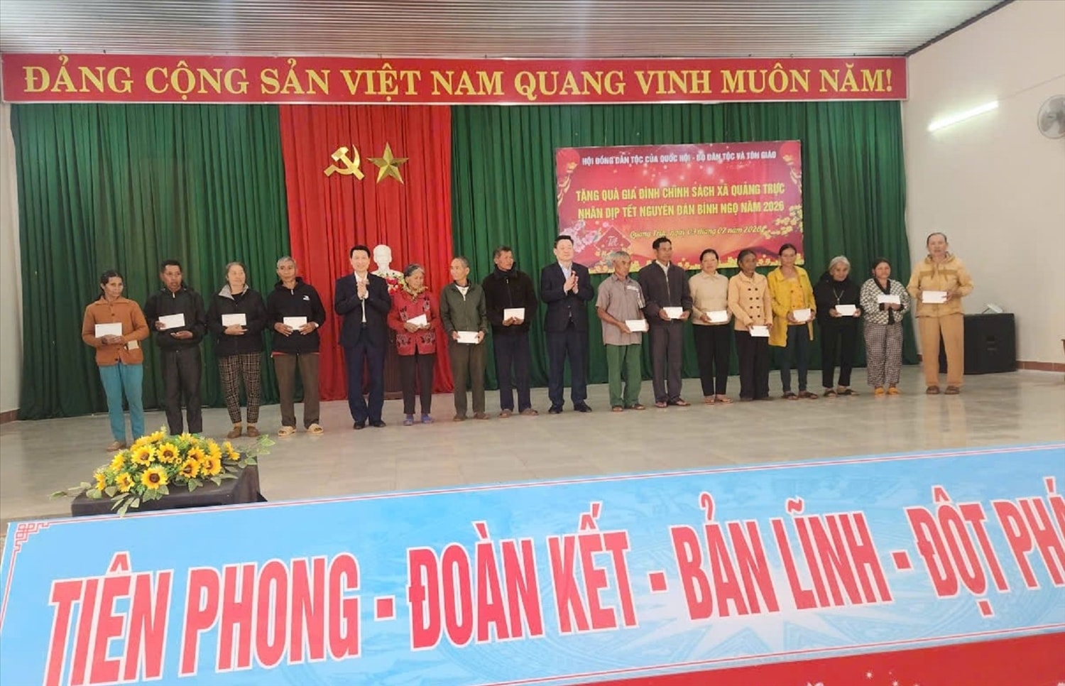 Đoàn công tác tặng quà cho 200 hộ đồng bào DTTS có hoàn cảnh khó khăn xã Quảng Trực