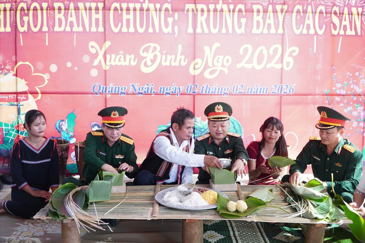 Thiếu tướng Hoàng Văn Sỹ (thứ 3 từ phải sang), Tư lệnh Binh đoàn 15 và cán bộ Đoàn Kinh tế - Quốc phòng 78 cùng tham gia gói bánh chưng với Nhân dân làng Tang, xã Mô Rai