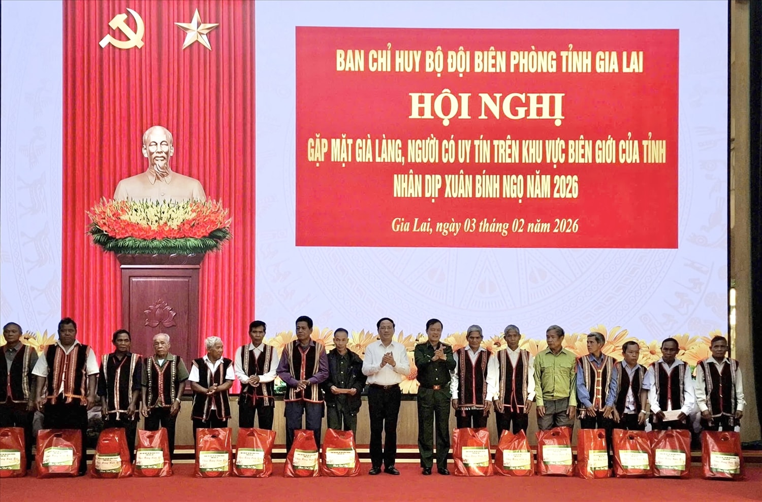 Lãnh đạo UBND tỉnh, Ban Chỉ huy BĐBP tỉnh Gia Lai tặng quà cho các già làng, Người có uy tín