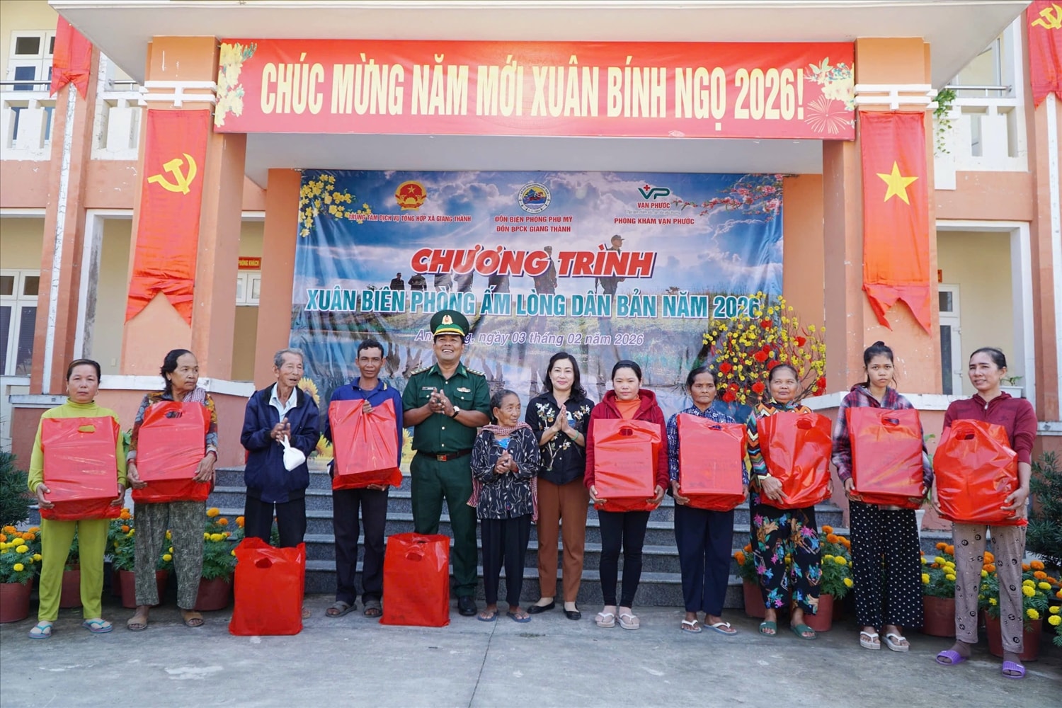Thượng tá Danh Kim Huôl, Chính trị viên Đồn Biên phòng Phú Mỹ và chị Trương Hạnh Nguyên, đại diện nhà tài trợ, trao quà cho người dân