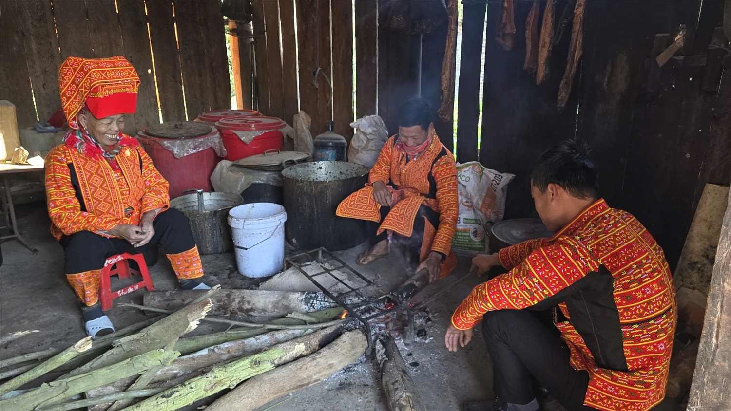 Người Dao Lô Gang quây quần bên bếp củi ngày Tết. Ảnh: Mỹ Dung