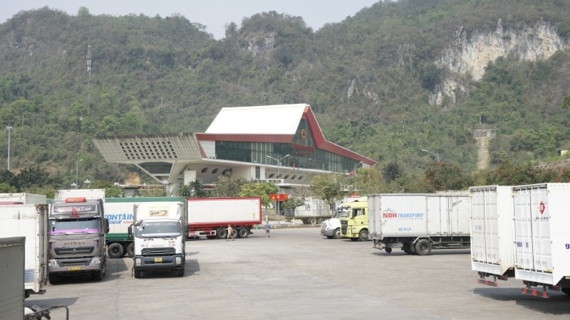 Các phương tiện xuất nhập khẩu tại Cửa khẩu quốc tế Hữu Nghị, tỉnh Lạng Sơn (Ảnh: MH)