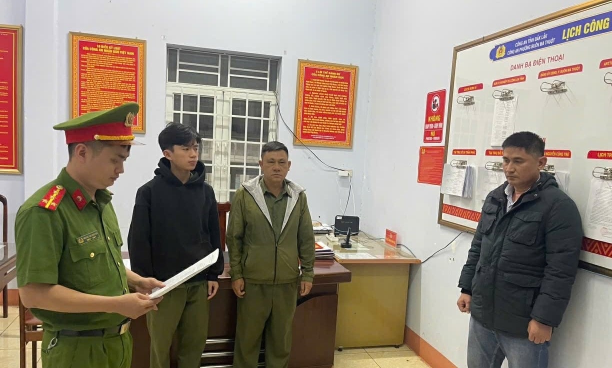 Công an tống đạt các quyết định khởi tố bị can Nguyễn Huy Vũ