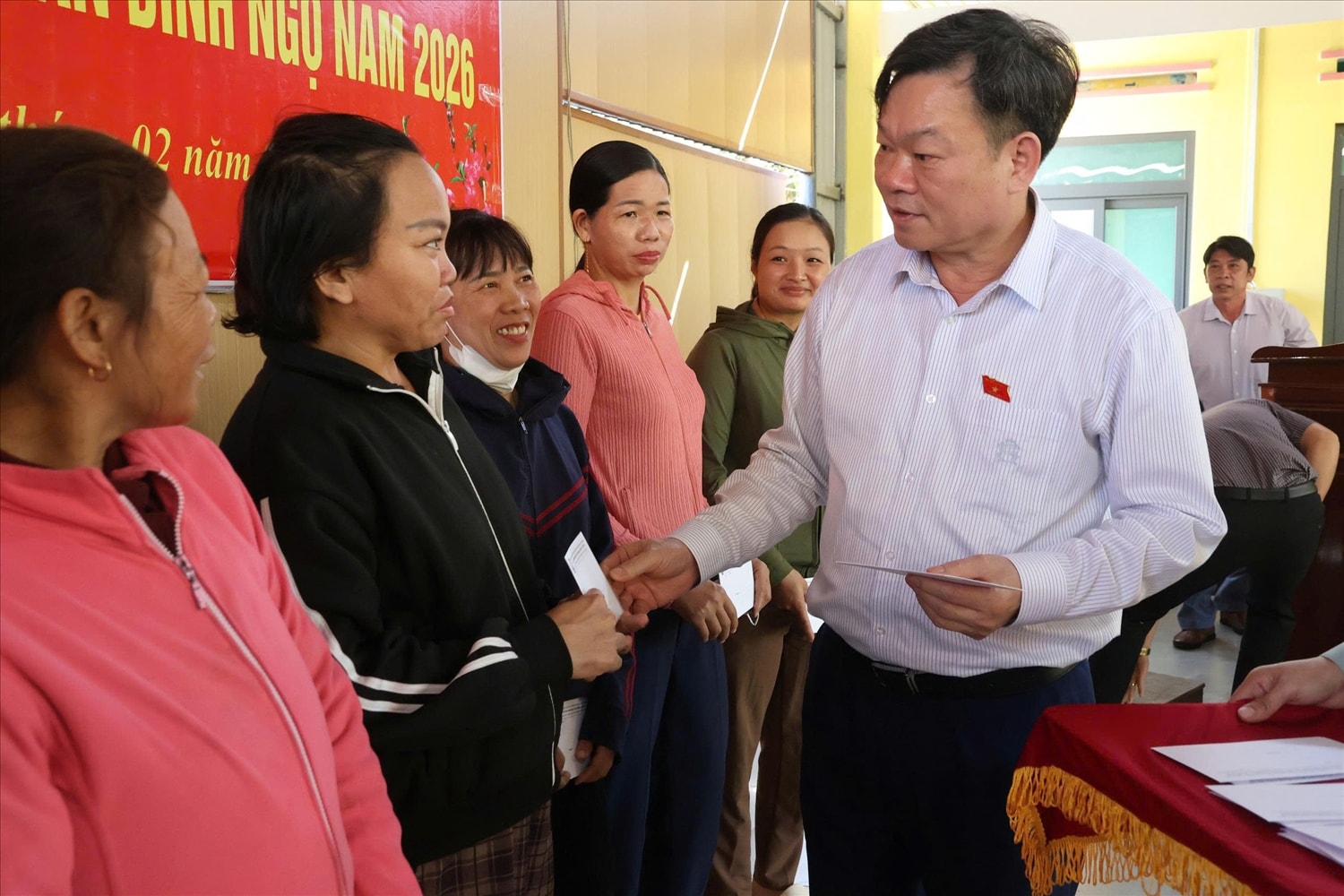 Phó Chủ tịch Thường trực Hội đồng Dân tộc Hoàng Duy Chinh chúc Tết, tặng quà người dân biên giới