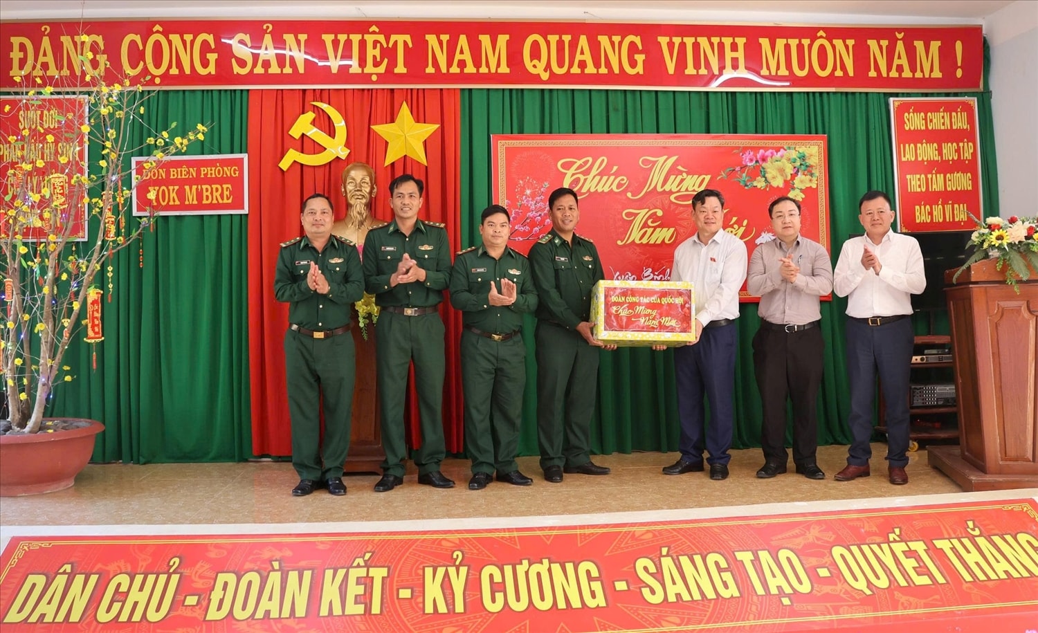 Đoàn công tác đến thăm, chúc Tết cán bộ, chiến sĩ Đồn Biên phòng Yok M'Bre