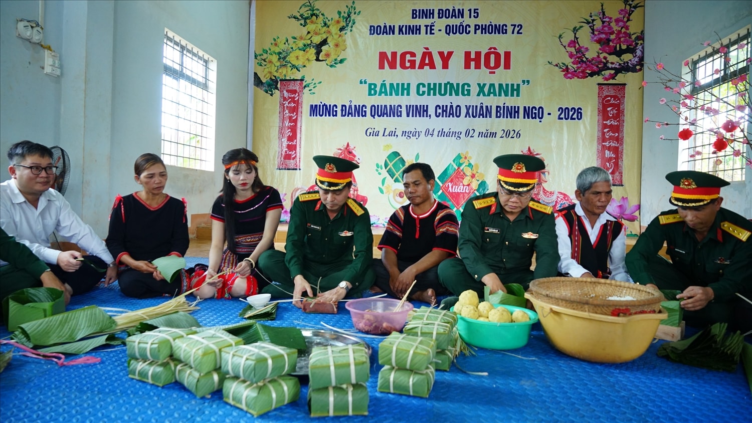 Bộ đội cùng Nhân dân tham gia gói bánh chưng.