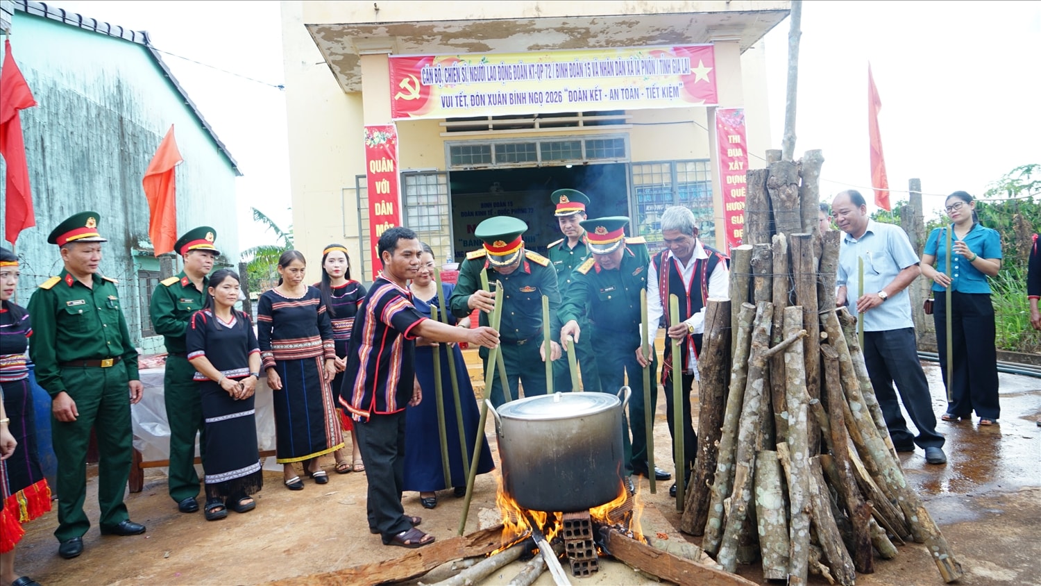Người dân làng Chan cùng Bộ đội luộc bánh chưng, nướng cơm lam