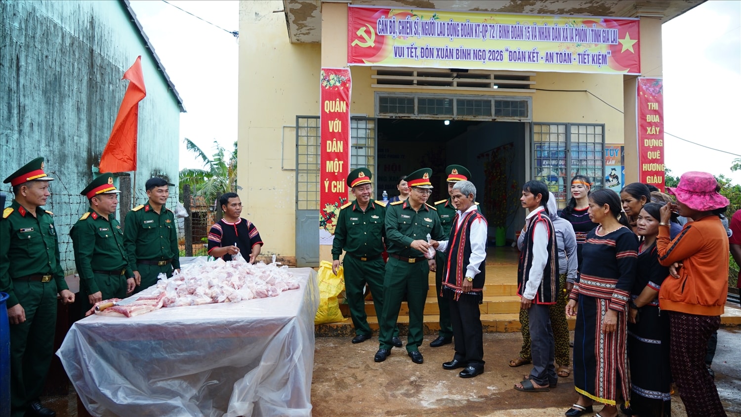 Đại tá Nguyễn Hồng Lam, Phó tư lệnh Binh đoàn 15 trao nhu yếu phẩm cho già làng, Người có uy tín và người dân làng Chan