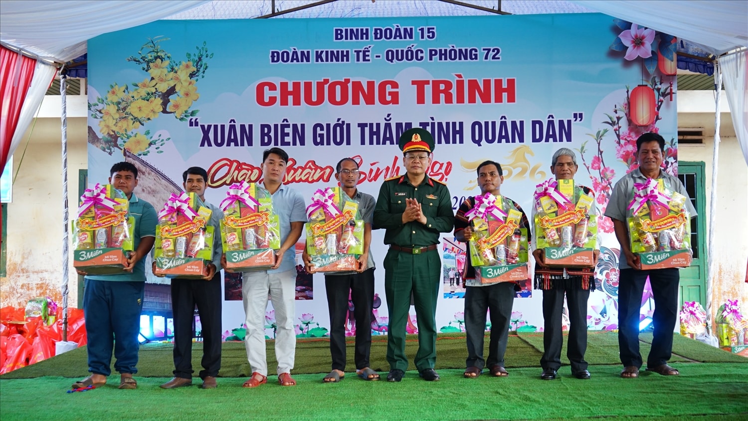 Người dân phấn khởi nhận quà Tết từ lãnh đạo Binh đoàn 15, Đoàn KTQP 72 