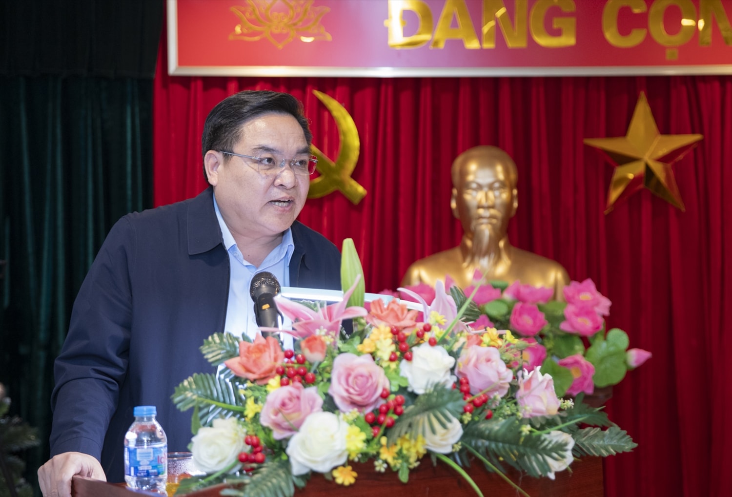 Xúc động trước tình cảm của người dân, ông Hoàng Văn Tuyên khẳng định việc được giới thiệu ứng cử là niềm vinh dự nhưng cũng là trách nhiệm nặng nề trước Đảng và nhân dân.