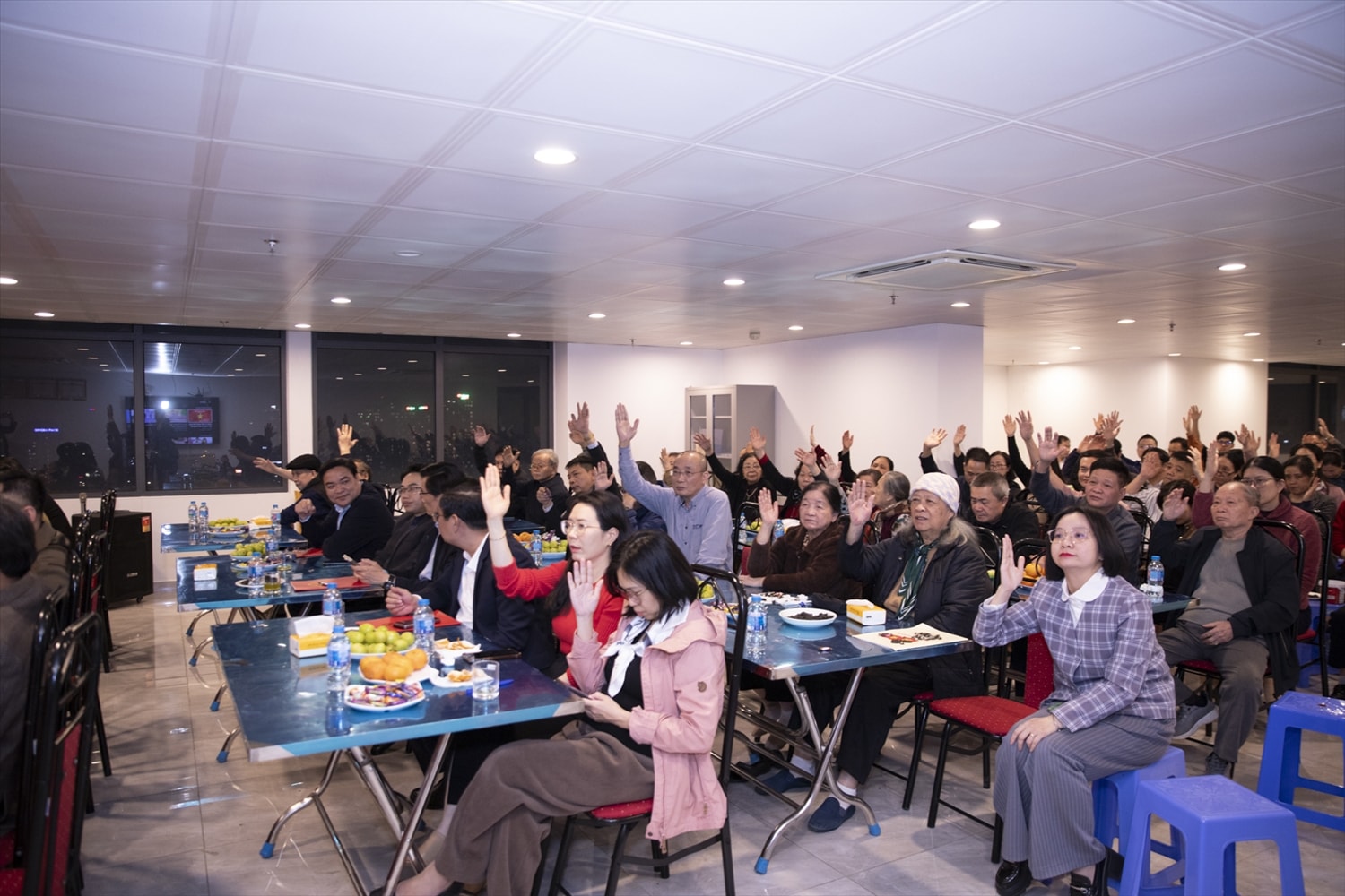 Kết quả biểu quyết cho thấy, 100% cử tri có mặt đã thống nhất giới thiệu ông Hoàng Văn Tuyên ứng cử đại biểu Quốc hội khóa XVI. Cùng nhận được tỷ lệ tín nhiệm tuyệt đối này tại hội nghị còn có bà Nguyễn Thùy Linh (ứng cử đại biểu HĐND phường Nghĩa Đô) và bà Nguyễn Thị Minh Nguyệt (ứng cử đại biểu HĐND phường Hồng Hà).