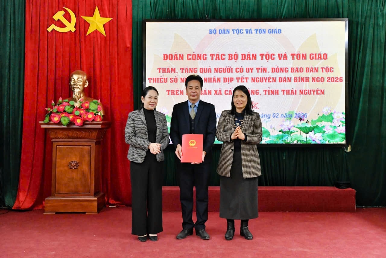 Thứ trưởng Nông Thị Hà tặng quà cho UBND xã Cẩm Giàng, tỉnh Thái Nguyên