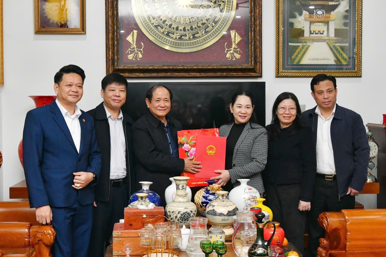 Thứ trưởng Nông Thị Hà cùng đoàn công tác chúc tết  nguyên là lãnh đạo UBND tỉnh Thái Nguyên là người DTTS
