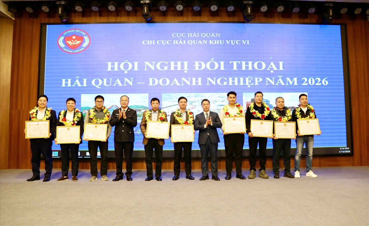 Ông Đoàn Thanh Sơn - Phó Chủ tịch UBND tỉnh Lạng Sơn và Ông Nguyễn Văn Hoàn - Chi cục trưởng Chi cục Hải quan khu vực VI cùng tặng Bằng khen cho các Doanh nghiệp có số thu nộp ngân sách lớn qua địa bàn.