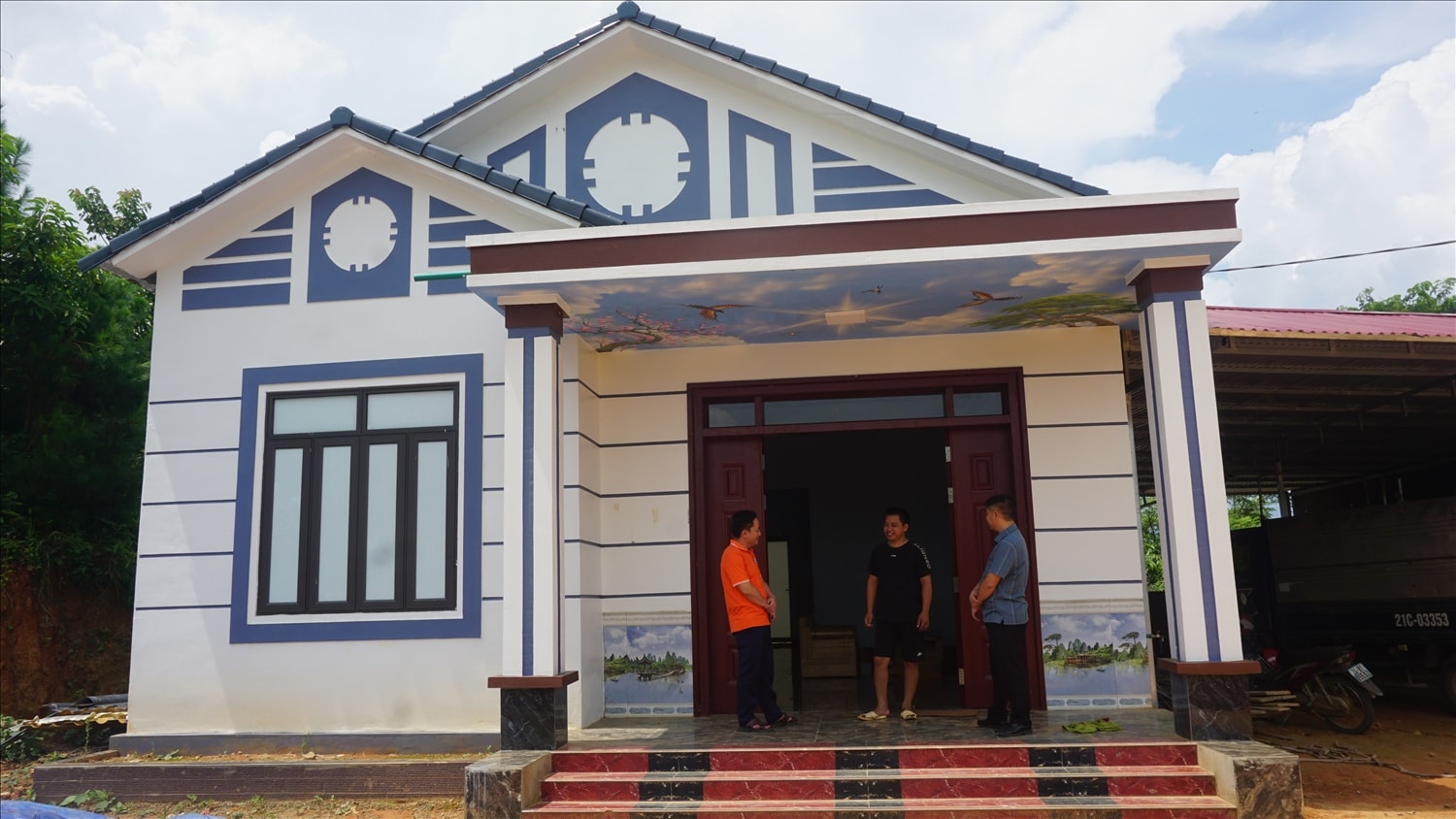 Những ngôi nhà được xây dựng khang trang giúp hộ nghèo ổn định cuộc sống (ảnh Trọng Bảo)