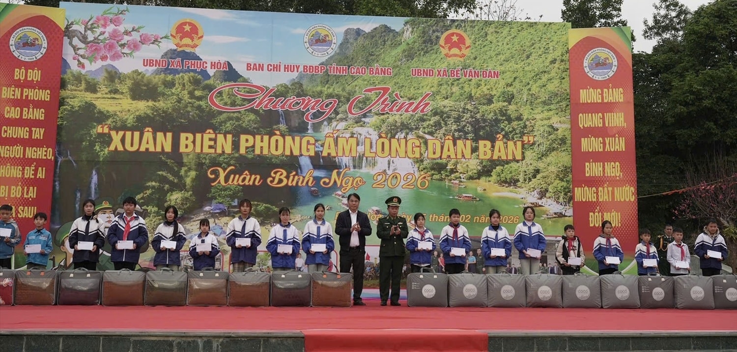 Bí thư Tỉnh uỷ Cao Bằng Phan Thăng An và Thiếu tướng Nguyễn Văn Mạnh, Phó Tư lệnh Bộ đội Biên phòng tặng quà cho các cháu học sinh của 2 xã