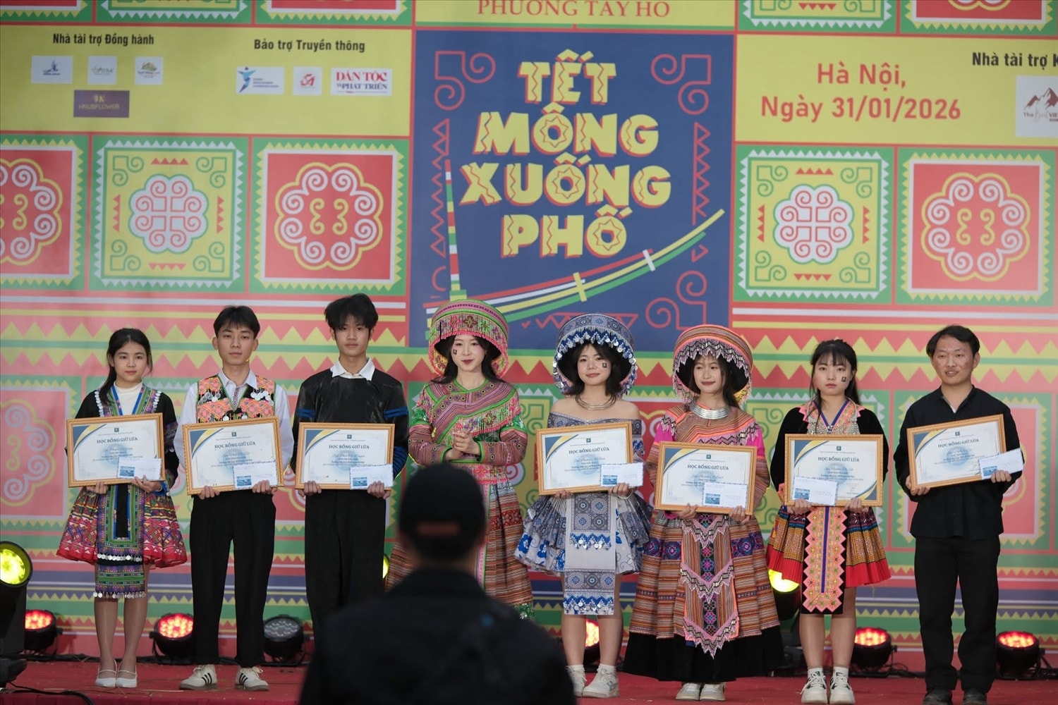 Ban Tổ chức trao Quỹ học bổng 