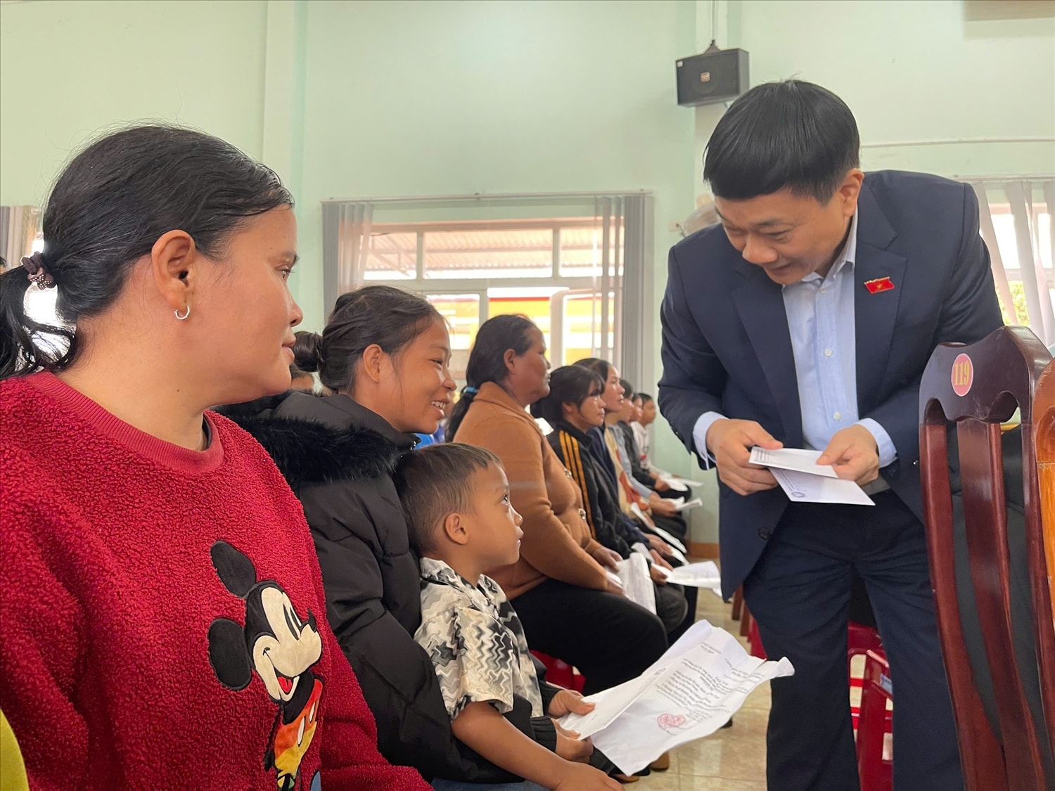 Phó Chủ tịch Quốc hội Vũ Hồng Thanh ân cần thăm hỏi, chúc Tết người dân xã Ia Krái