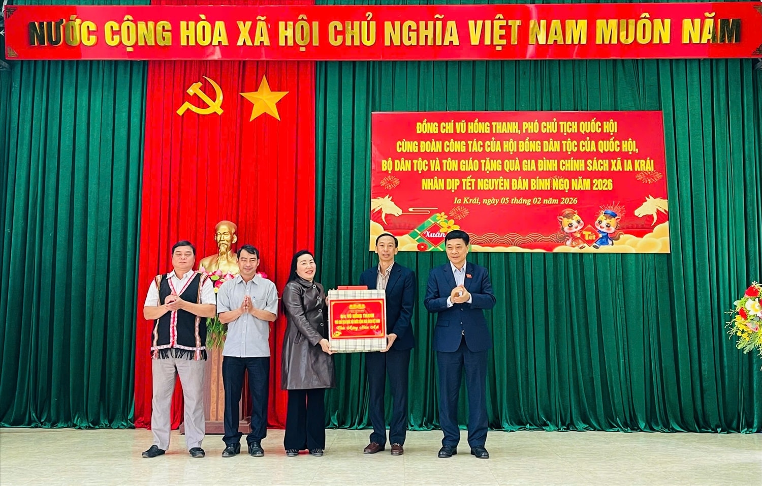  Đoàn công tác Hội đồng Dân tộc của Quốc hội, Bộ Dân tộc và Tôn giáo tặng quà cho chính quyên và Nhân dân xã Ia Krái