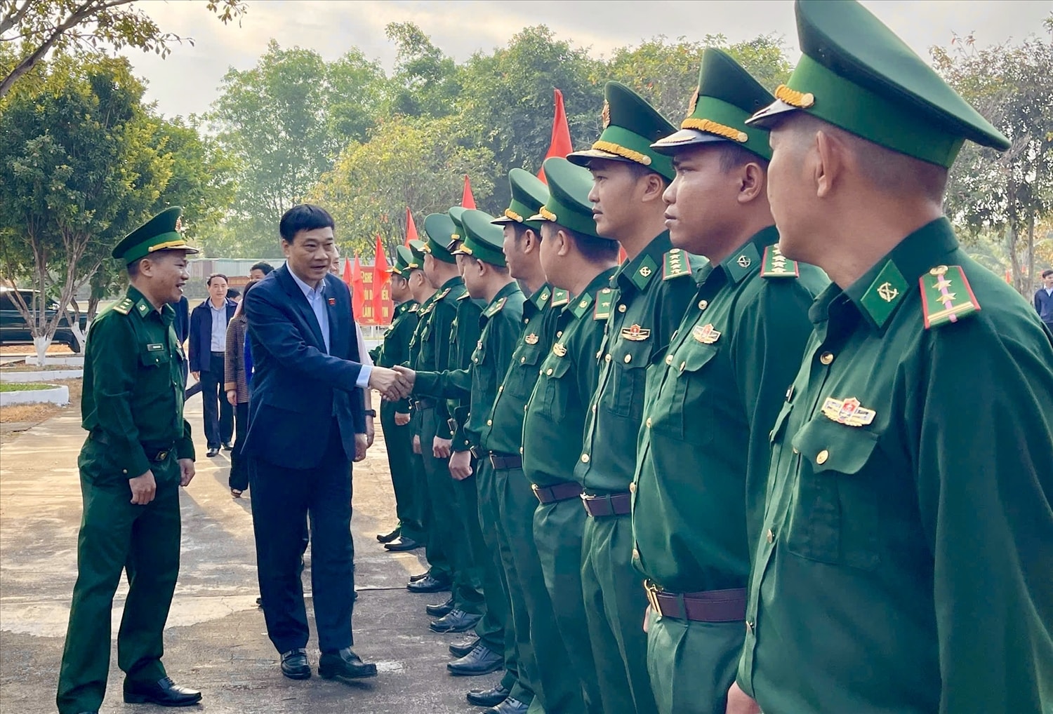 Phó Chủ tịch Quốc hội Vũ Hồng Thanh thăm cán bộ, chiến sĩ Đồn Biên phòng Ia O