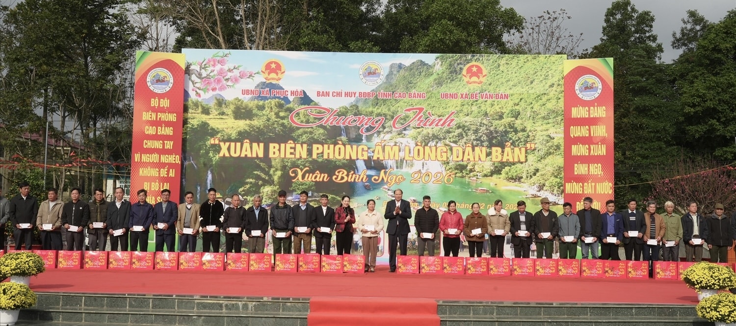 Thứ trưởng Nông Thị Hà cùng Phó Chủ tịch UBND tỉnh Cao Bằng Hoàng Văn Thạch tặng quà cho Người có uy tín tại Chương trình