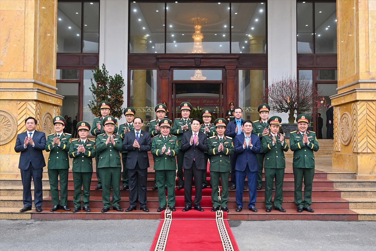 Chủ tịch nước Lương Cường thăm, chúc Tết Quân khu 2. (Ảnh: THỦY NGUYÊN)