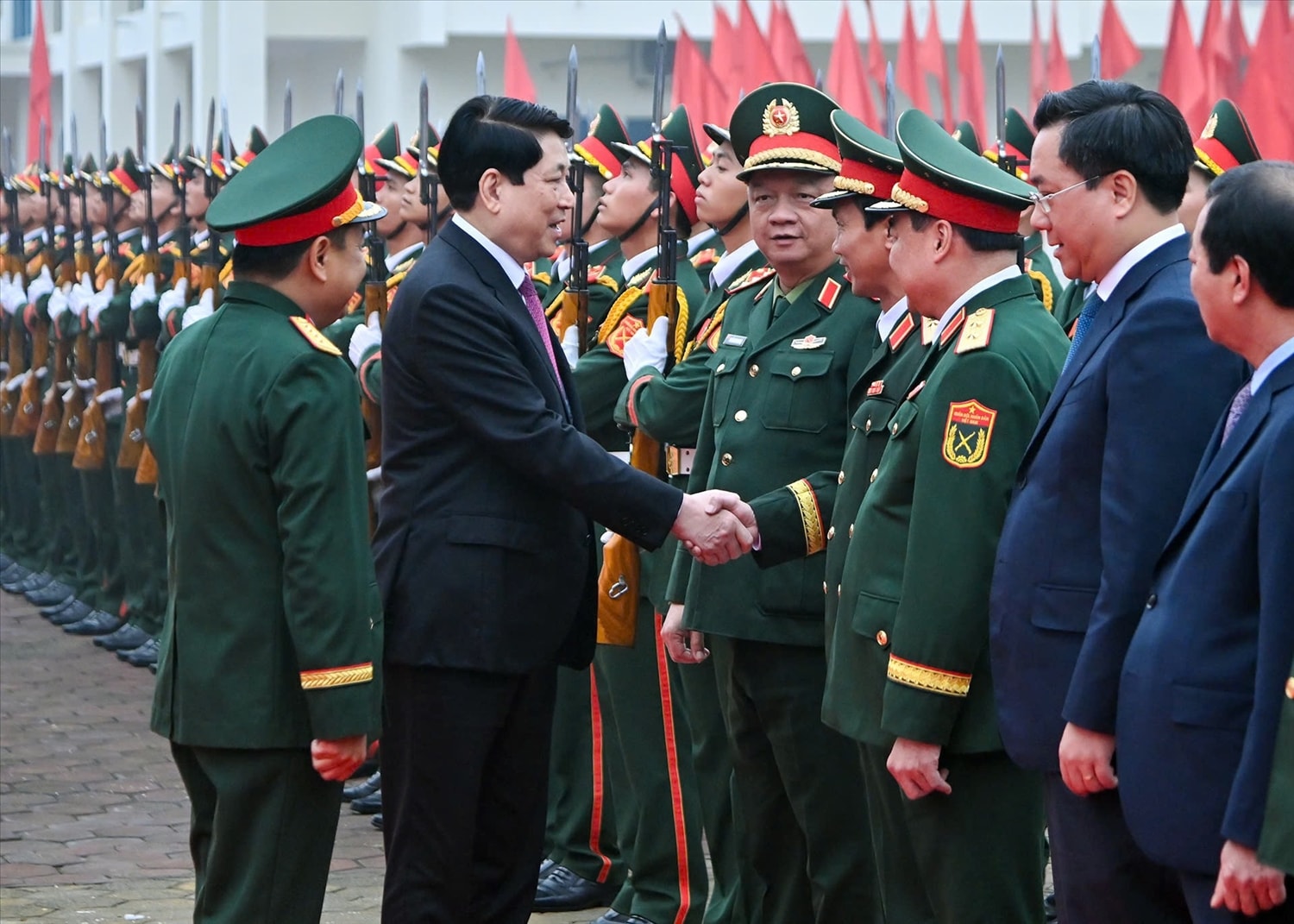 Chủ tịch nước Lương Cường thăm, chúc Tết Sư đoàn 316. (Ảnh: THỦY NGUYÊN)