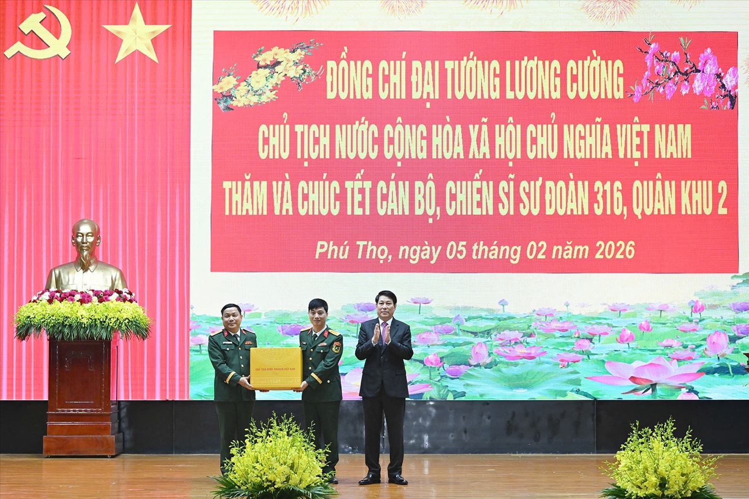 Chủ tịch nước Lương Cường tặng quà cán bộ, chiến sĩ Sư đoàn 316. (Ảnh: THỦY NGUYÊN)