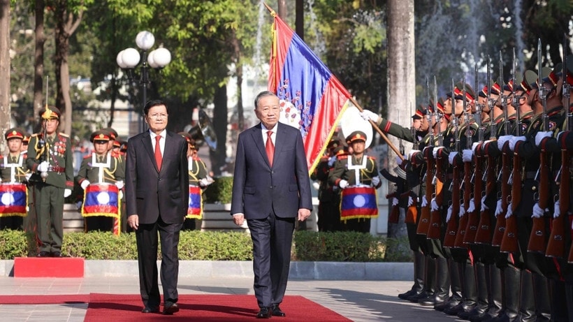 Tổng Bí thư Tô Lâm và Tổng Bí thư, Chủ tịch nước Lào Thongloun Sisoulith duyệt Đội danh dự Quân đội Nhân dân Lào. (Ảnh: THỐNG NHẤT/TTXVN)
