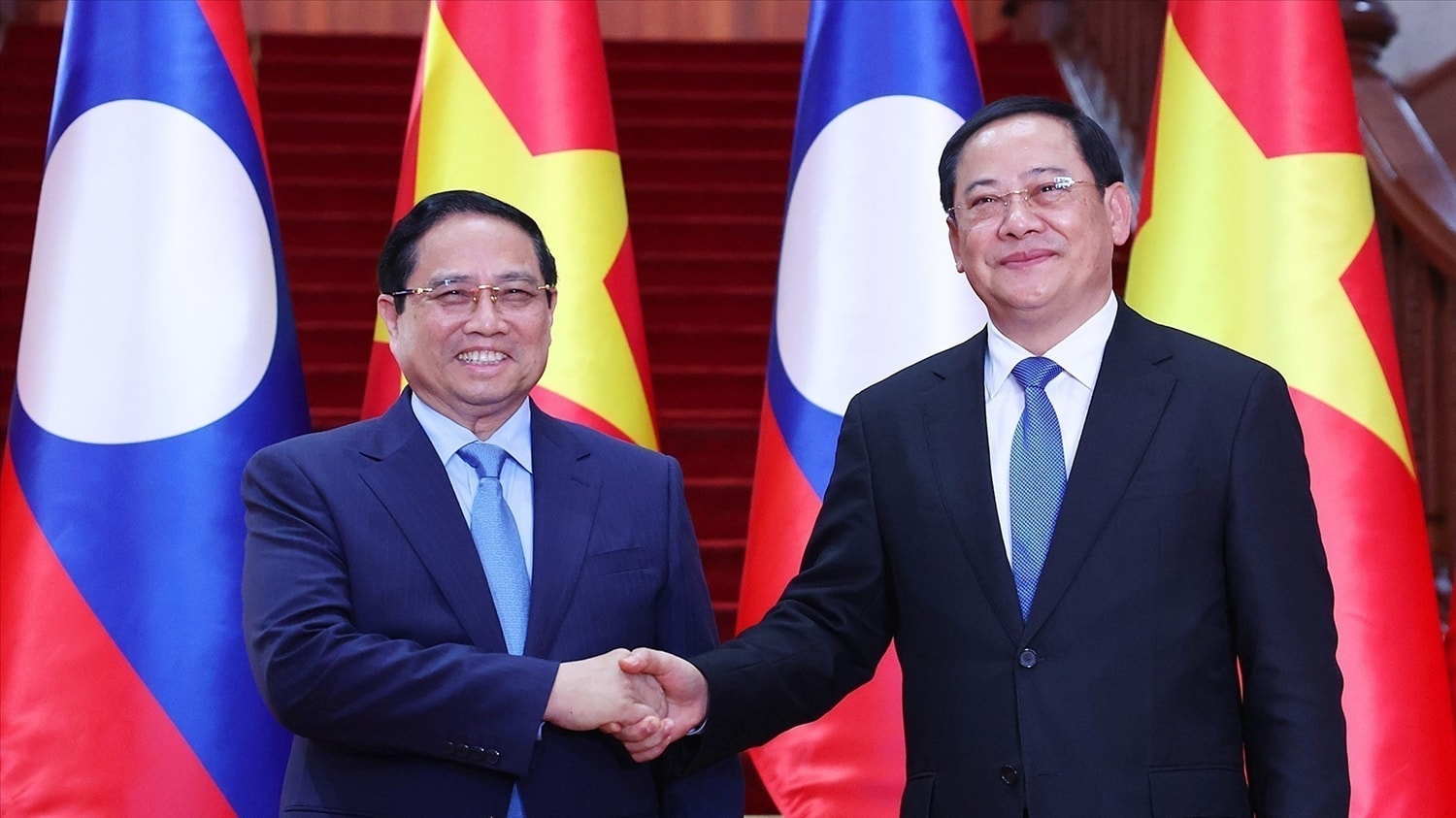Thủ tướng Phạm Minh Chính gặp Thủ tướng Lào Sonexay Siphandone. (Ảnh: DƯƠNG GIANG/TTXVN)