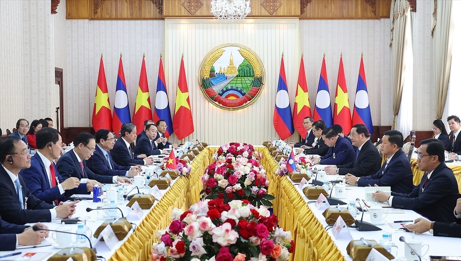 Thủ tướng Phạm Minh Chính gặp Thủ tướng Lào Sonexay Siphandone. (Ảnh: DƯƠNG GIANG/TTXVN)
