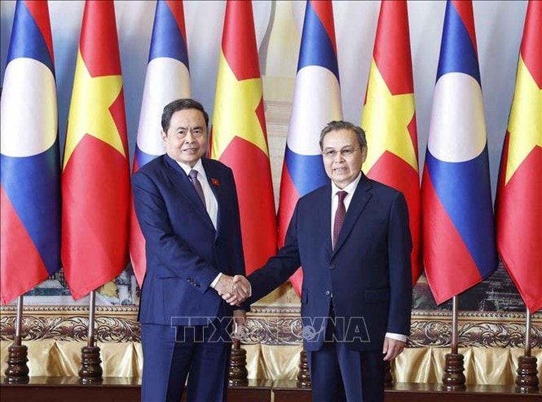 Chủ tịch Quốc hội Trần Thanh Mẫn gặp Chủ tịch Quốc hội Lào Saysomphone Phomvihane - Ảnh: TTXVN