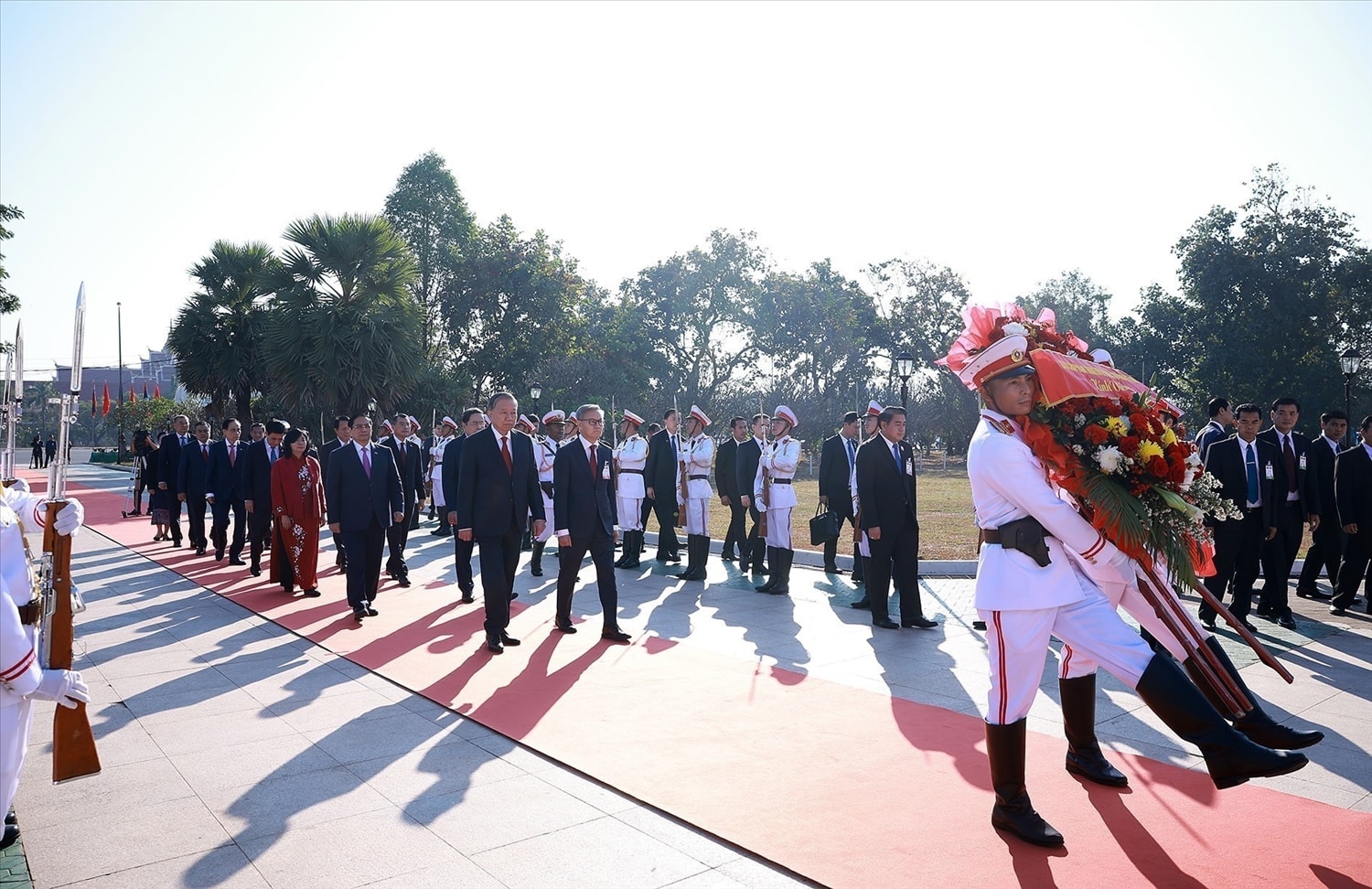 Tổng Bí thư Tô Lâm; Thủ tướng Phạm Minh Chính; Chủ tịch Quốc hội Trần Thanh Mẫn đến đặt vòng hoa tưởng niệm tại Đài tưởng niệm các chiến sĩ vô danh. (Ảnh: Dương Giang/TTXVN)